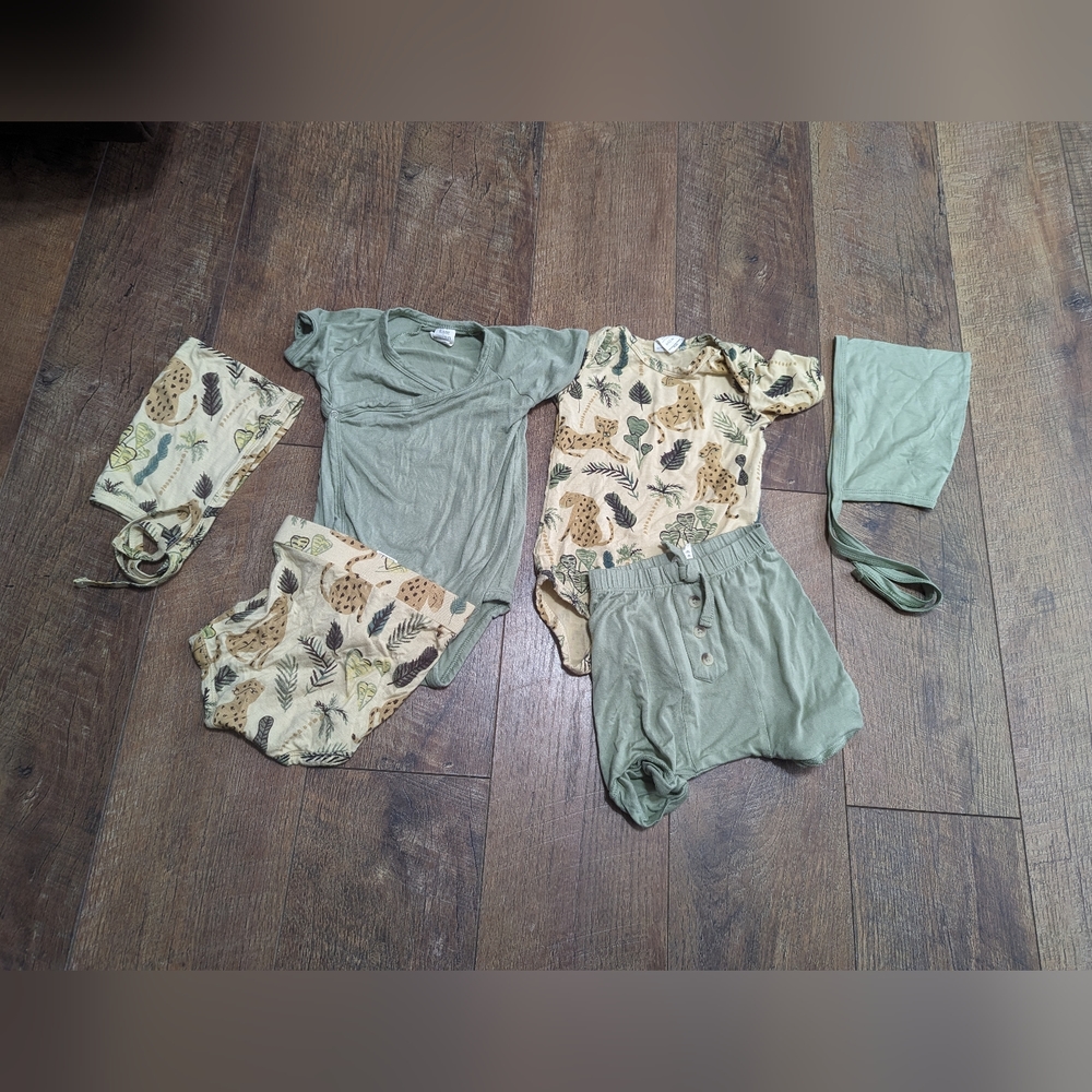 EUC 6-12m Kate quinn leopard baby boy girl gender neutral